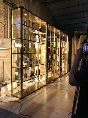 İyi bir fiyat. Bar Masası Şarap Dolabı Yüksek Ayak Bölme Dolabı çevrimiçi