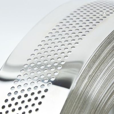 İyi bir fiyat. Delikli Ayna Cilalı Paslanmaz Çelik Şerit Bobin JIS 304 Antirust çevrimiçi