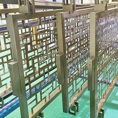 İyi bir fiyat. 800mm Paslanmaz Çelik Ekran Bölme Odası Bölünmüş Sürgülü Kapı Siyah Çapraz Saç Çizgisi Gravür Bakır Kabartma çevrimiçi