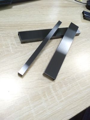 İyi bir fiyat. 0.5 mm kalınlığında paslanmaz çelik kesim şeritleri AFP ile saç çizgisi çevrimiçi