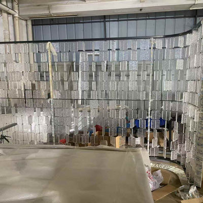 İyi bir fiyat. Sanatsal paslanmaz çelik ekran bölmesi özelleştirilebilir cam kavisli lüks oturma odası otel bölmesi Modern tasarım için çevrimiçi