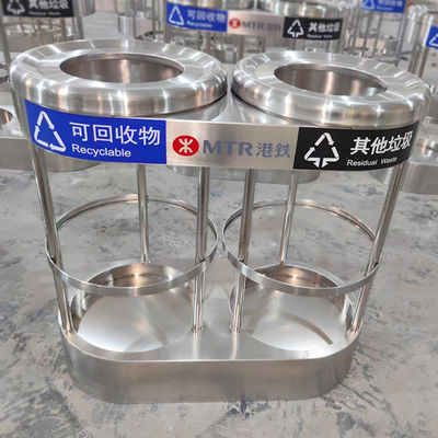 İyi bir fiyat. Metro Salonu için Özel Gümüş Renkli Metal Dumanlı Paslanmaz Çelik Geri Dönüştürme Çöp Kutusu çevrimiçi